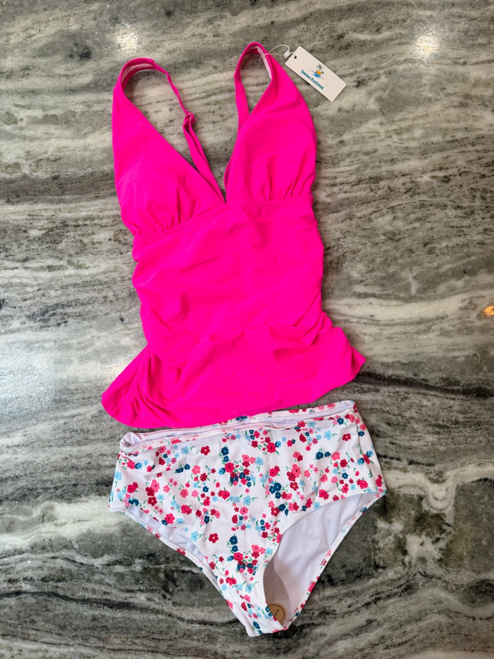 NWT BeachSissi Bright Pink V-Neck Tankini Top with Floral Bottoms
Medium